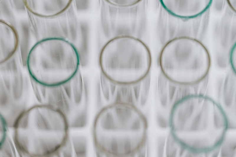 Vidro borossilicato ou plástico: qual a melhor escolha para materiais de laboratório?